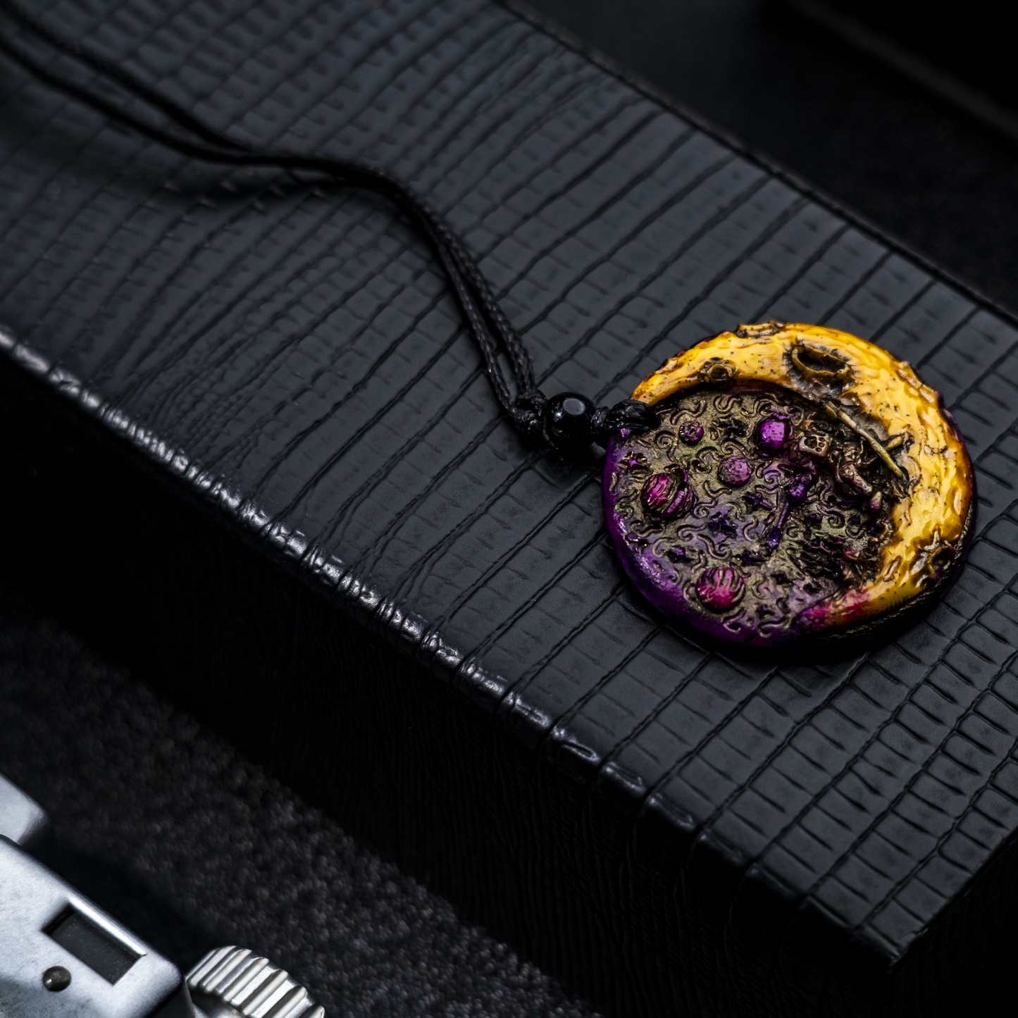 Astronaut on the Moon Pendant Necklace – Discovery