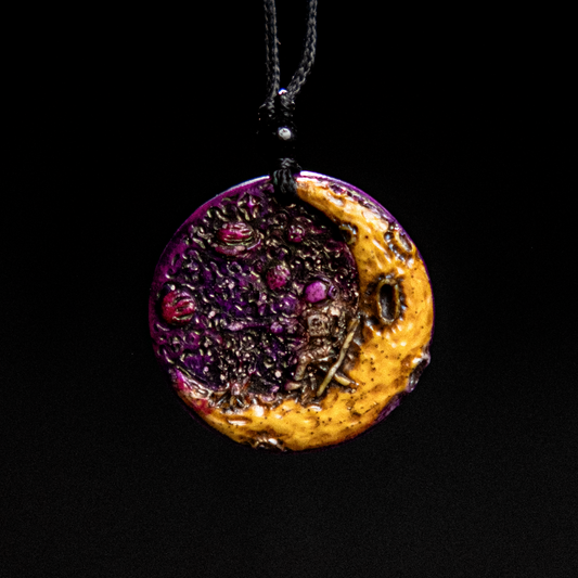 Astronaut on the Moon Pendant Necklace – Discovery